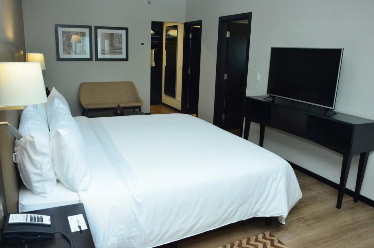 Radisson Hotel Santa Cruz Санта-Крус-де-ла-Сьєрра Екстер'єр фото