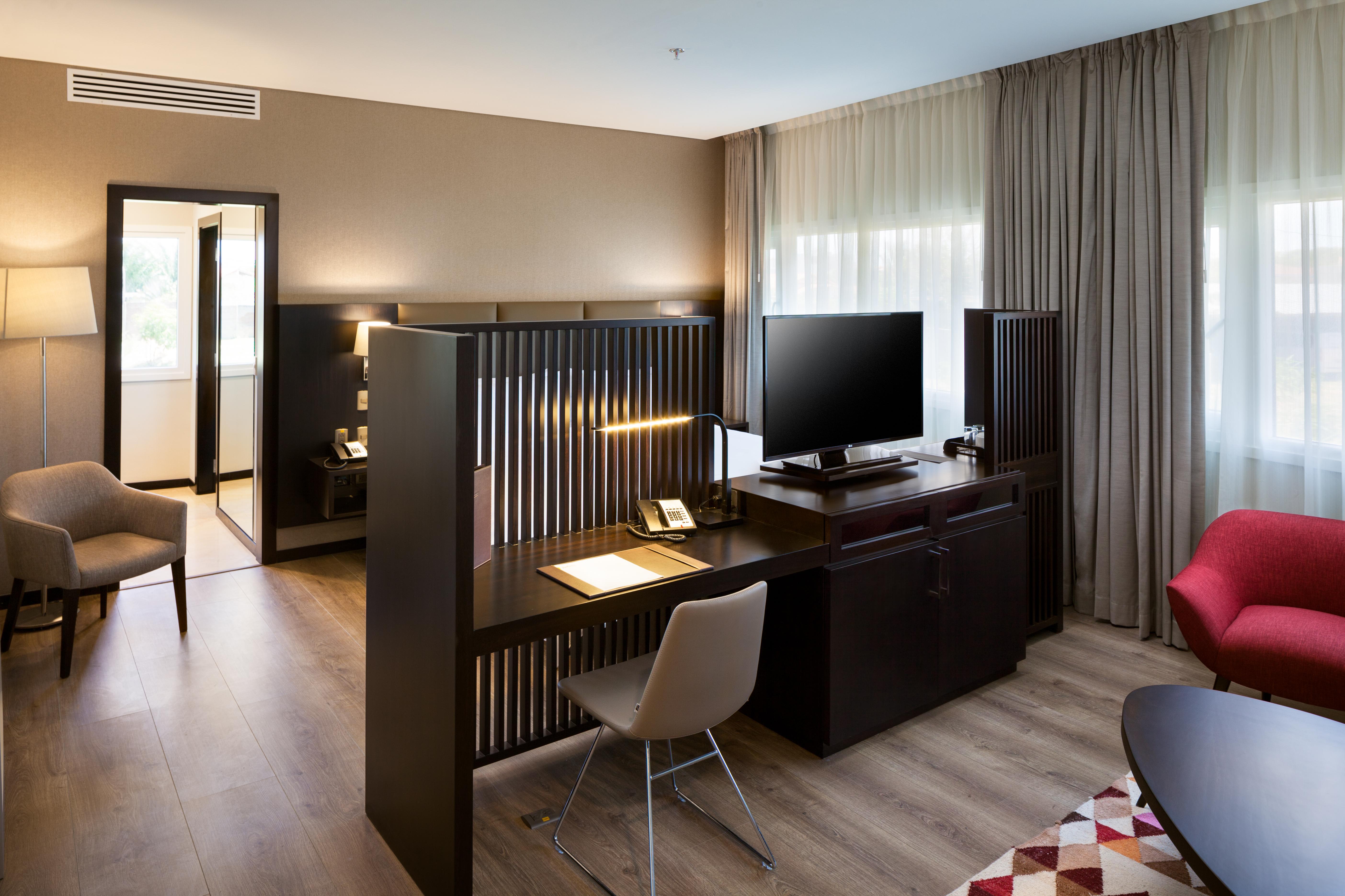 Radisson Hotel Santa Cruz Санта-Крус-де-ла-Сьєрра Екстер'єр фото