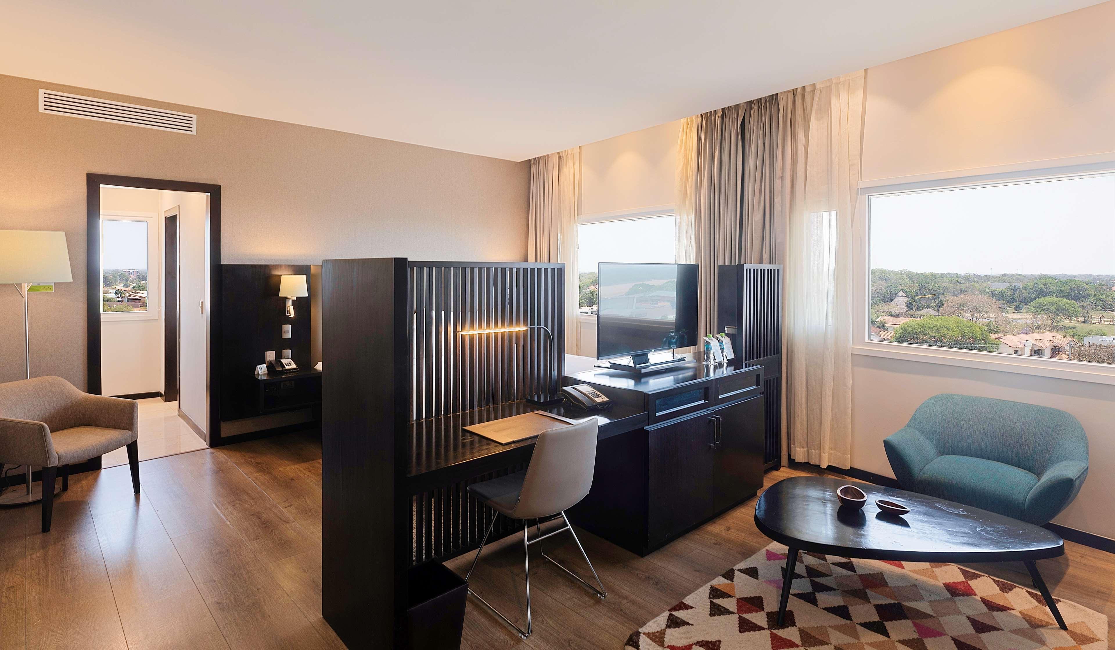 Radisson Hotel Santa Cruz Санта-Крус-де-ла-Сьєрра Екстер'єр фото