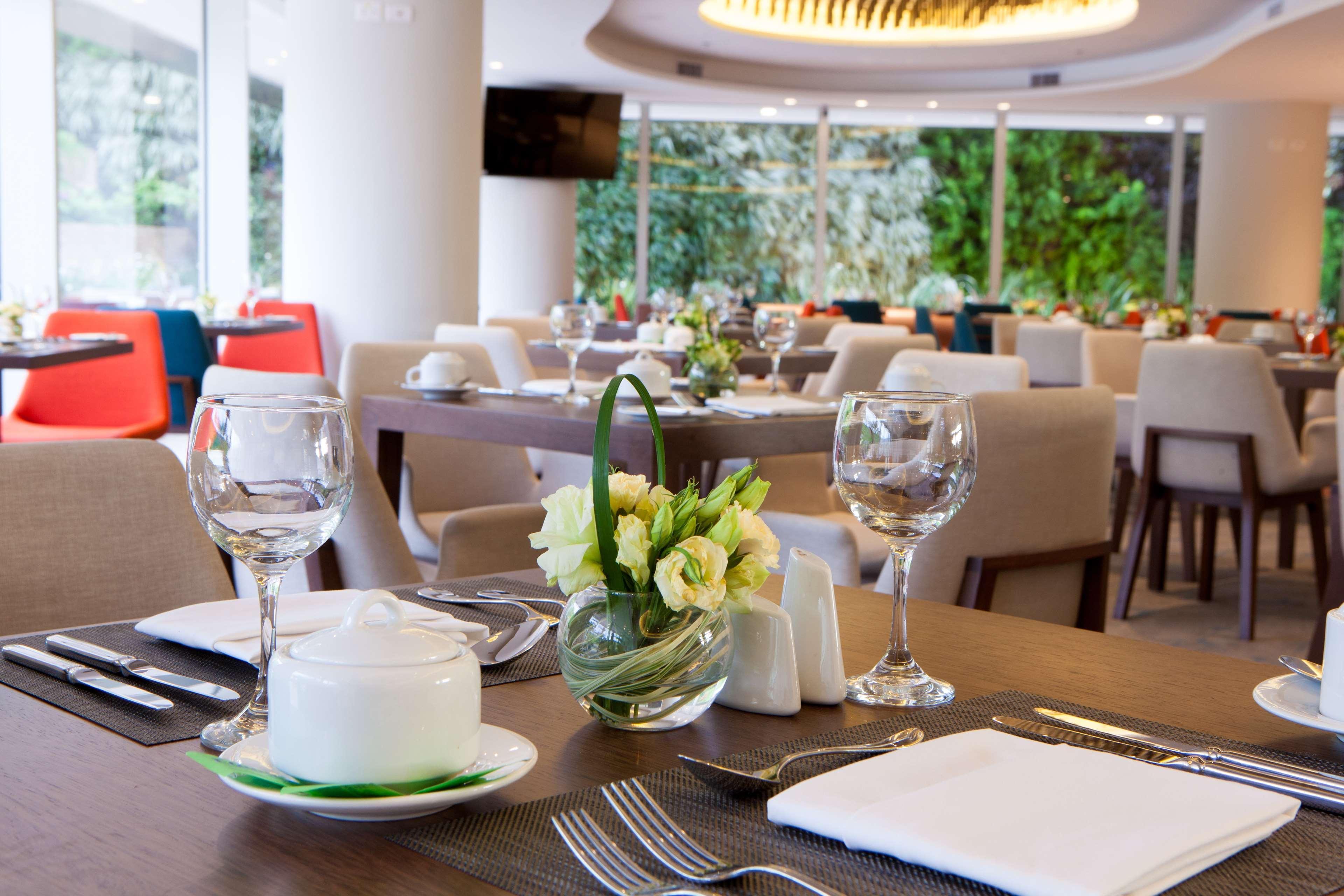 Radisson Hotel Santa Cruz Санта-Крус-де-ла-Сьєрра Екстер'єр фото