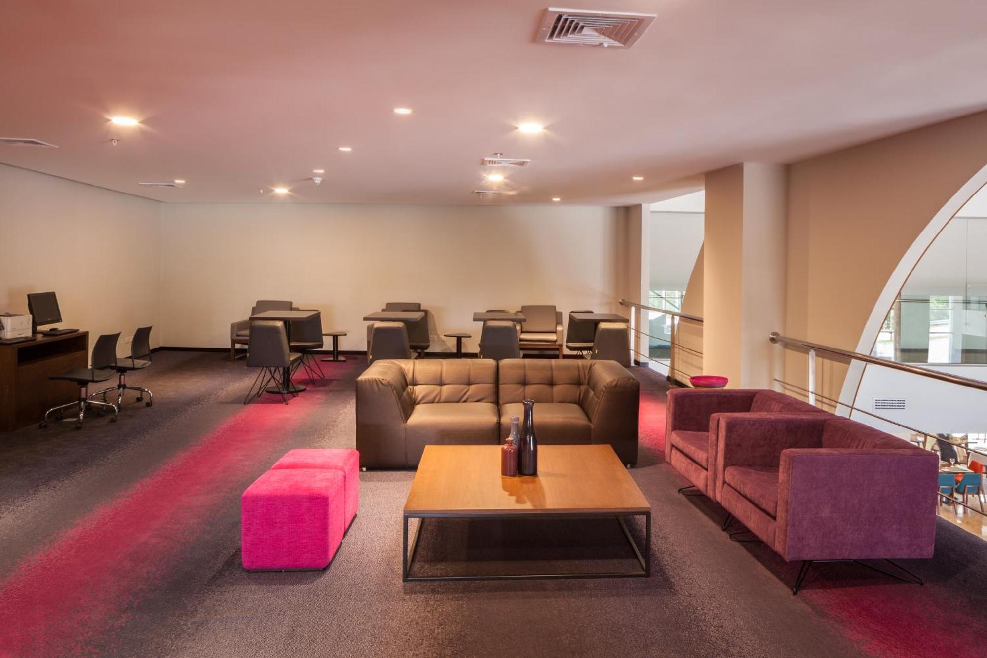 Radisson Hotel Santa Cruz Санта-Крус-де-ла-Сьєрра Екстер'єр фото