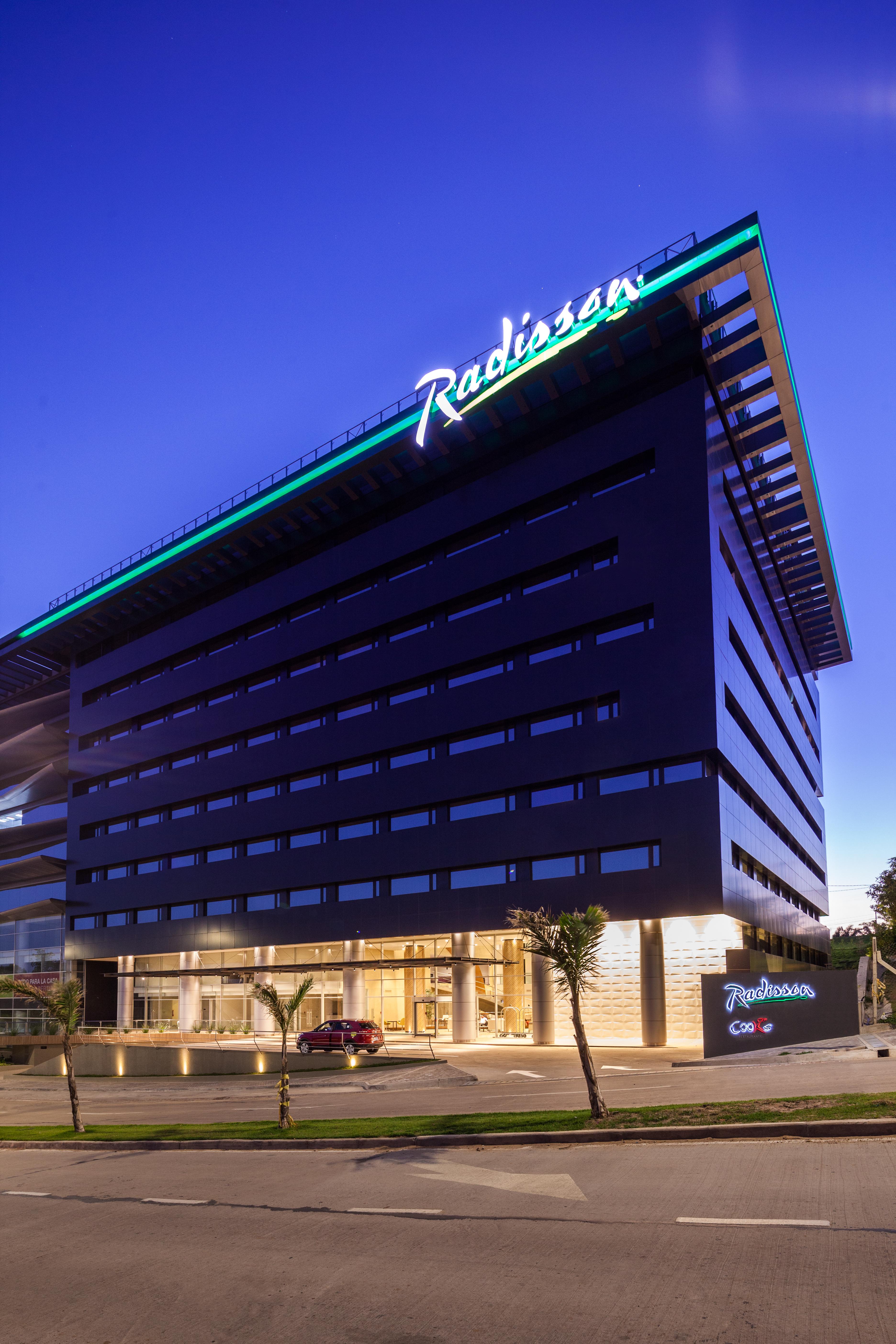 Radisson Hotel Santa Cruz Санта-Крус-де-ла-Сьєрра Екстер'єр фото